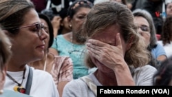 Una mujer llora desconsoladamente en la vigilia organizada por la oposición para pedir la liberación de cientos de presos políticos en Caracas, el 8 de agosto de 2024.