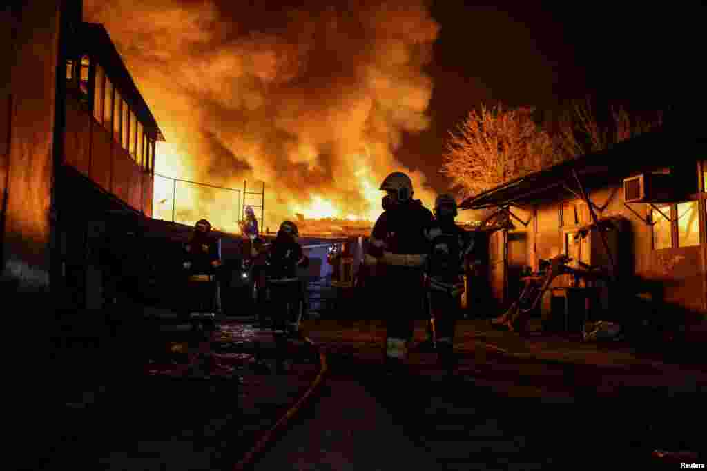 Emergency personnel work at a site of a Russian drone strike, amid Russia&#39;s attack on Ukraine, in Kharkiv, Ukraine. REUTERS/Yevhen Titov