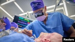 Eduardo D. Rodriguez mempersiapkan Aaron James dari Hot Springs, Arkansas, untuk transplantasi bola mata secara keseluruhan, yang pertama di dunia, di NYU Langone, New York City, AS, 27 Mei 2023. (Joe Carotta/NYU Langone Health/Handout via REUTERS)