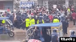 চাঁদপুর শহরের বাসস্ট্যান্ড এলাকায় ছাত্রলীগ ও যুবলীগের হামলায় অন্তত ১০ জন আহত হয়েছেন।