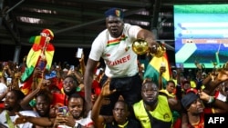 Les supporteurs guinéens sont descendus dans les rues dès la fin du match disputé à Yamoussoukro contre la Gambie.