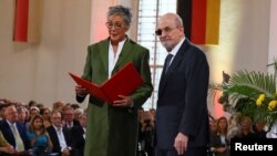 Karin Schnidt-Friedrichs, ketua Asosiasi Penerbit Jerman berbicara saat penulis Salman Rushdie menerima Hadiah Perdamaian dalam sebuah upacara di Frankfurt, Minggu 22 Oktober 2023. 