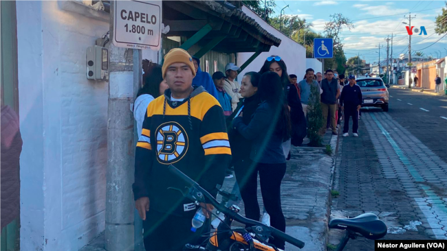 Ecuatorianos forman fila antes de entrar a uno de los recintos electorales ubicados en la capital Quito. Durante toda esta semana los colegios permanecieron bajo resguardo militar para garantizar la seguridad de los centros.