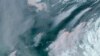 Foto satelit yang diambil pada 6 Juni 2023 menunjukkan asap kebakaran hutan yang melanda sejumlah provinsi di Kanada seperti Quebec (kanan) dan Ontario (kiri) bergerak ke arah selatan. (Foto: CIRA/NOAA via AP)
