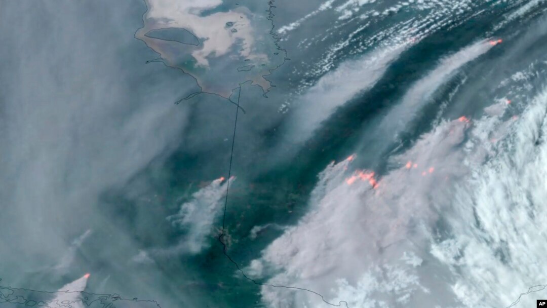 Foto satelit yang diambil pada 6 Juni 2023 menunjukkan asap kebakaran hutan yang melanda sejumlah provinsi di Kanada seperti Quebec (kanan) dan Ontario (kiri) bergerak ke arah selatan. (Foto: CIRA/NOAA via AP)