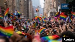 Sejumlah warga berpartisipasi dalam perayaan Pride Month di Manhattan, New York, pada 25 Juni 2023. (Foto: Reuters/David Dee Dalgado)