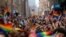Sejumlah warga berpartisipasi dalam perayaan Pride Month di Manhattan, New York, pada 25 Juni 2023. (Foto: Reuters/David Dee Dalgado)