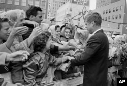 Presiden John F. Kennedy disambut oleh massa yang antusias di depan Hotel Texas di Fort Worth, 22 November 1963. (AP)