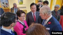 8일 영국 뉴몰든의 한인타운을 방문한 찰스 3세 국왕이 이정희 재영탈북민총연합회 회장과 대화하고 있다. 사진 제공: 영국 코리아위클리 박종만 대표.