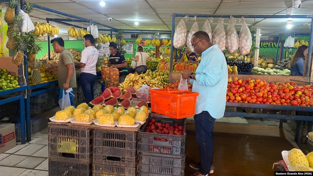Clientes hacen sus compras de verduras y hortalizas en un negocio de comida y víveres varios en Maracaibo, Venezuela, el pasado 13 de julio de 2023.