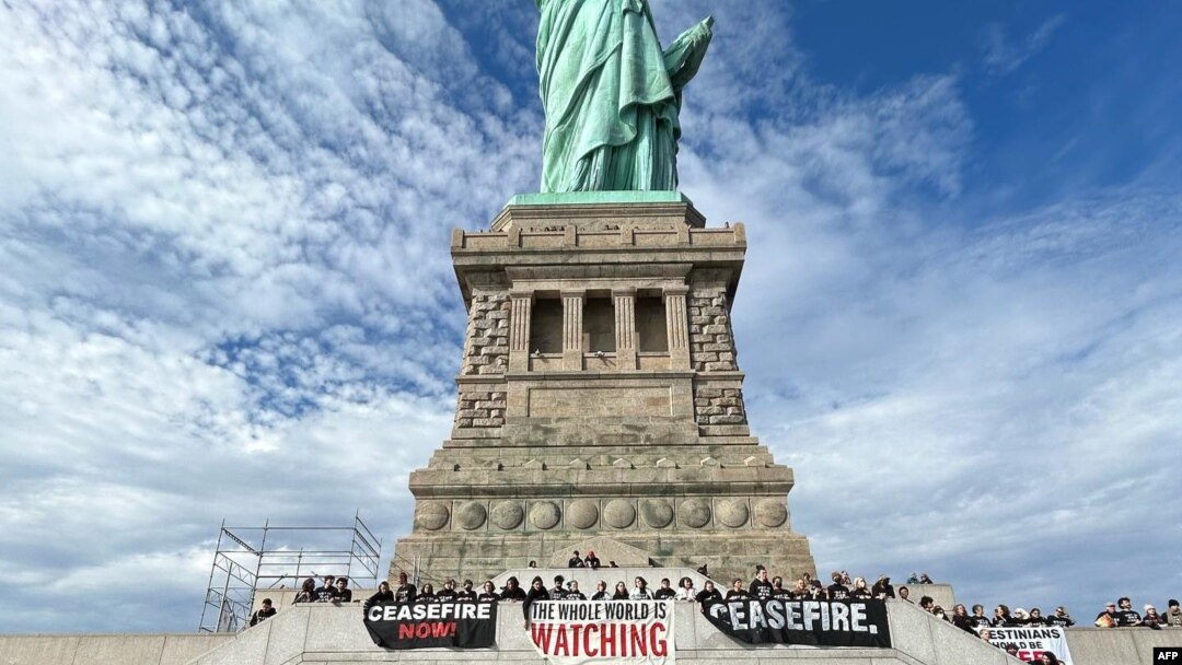 Sejumlah aktivis Yahudi di New York menuntut pemberlakuan gencatan senjata di Jalur Gaza dalam aksi di area patunmg Liberty di New York, pada 6 November 2023. (Foto: Handout/Jewish Voice for Peace/AFP)