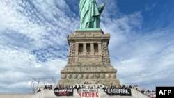 Sejumlah aktivis Yahudi di New York menuntut pemberlakuan gencatan senjata di Jalur Gaza dalam aksi di area patunmg Liberty di New York, pada 6 November 2023. (Foto: Handout/Jewish Voice for Peace/AFP)