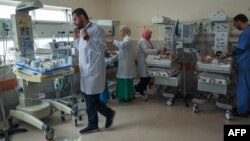 Madaktari wa Kipalestina wakiwahudumia watoto wanaozaliwa kabla ya wakati wao, waliohamishwa kutoka hospitali ya Al Shifa Novemba 20, 2023. Picha na SAID KHATIB / AFP