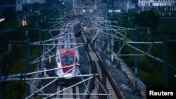 Uji coba rel kereta api cepat Jakarta-Bandung di Tegalluar, Bandung, Provinsi Jawa Barat, 19 Mei 2023. (Antara Foto/Raisan Al Farisi/via REUTERS)