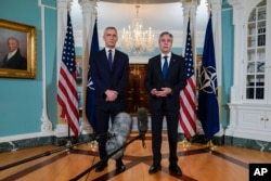 Menteri Luar Negeri Antony Blinken (kanan), bersama Sekretaris Jenderal NATO Jens Stoltenberg, di kantor Departemen Luar Negeri di Washington, Selasa, 13 Juni 2023. (AP/Carolyn Kaster)