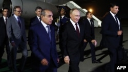 Presidente da Rússia, Vladimir Putin, é recebido pelo primeiro vice-primeiro-ministro do Azerbaijão, Yaqub Eyyubov na sua chegada ao Aeroporto Internacional Heydar Aliyev em Baku, em 18 de agosto de 2024. Fotografia tirada pela agência estatal russa Sputnik.