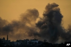 Asap tebal mengepul setelah serangan udara Israel di Jalur Gaza, terlihat dari Israel selatan, 15 Oktober 2023.