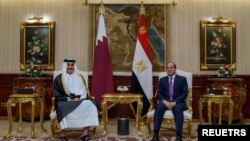 Kiongozi wa Qatar, Sheikh Tamim bin Hamad al-Thani alipokutana na Rais wa Misri Abdel Fattah al-Sisi mjini Cairo, Misri Juni 24, 2022. Picha na REUTERS/ Amiri Diwan 