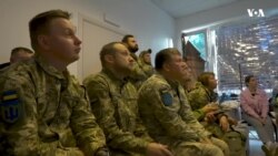 Лекари на обука за трансфузија на крв на украинските војници