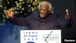 Desmond Tutu alipokuwa akizungumzia suala la Waisraeli na Wapalestina kufanya Amani ya kudumu. Picha na REUTERS/Jim Hollander