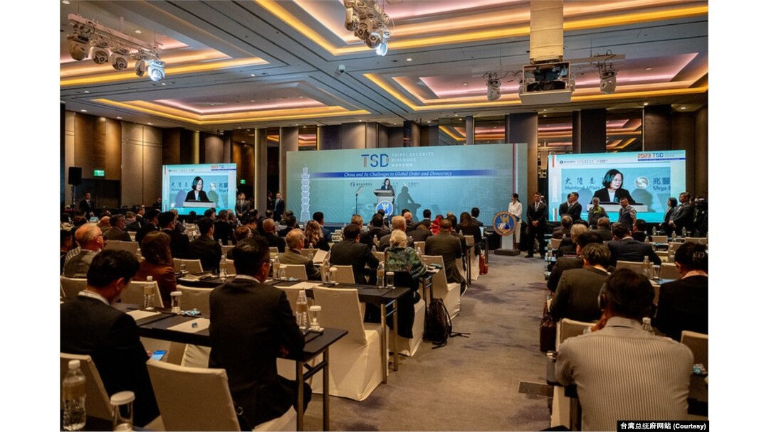 台湾总统蔡英文在台北出席2023台北安全对话开幕式上讲话。（2023年11月8日）