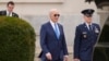 Presiden AS Joe Biden berjalan meninggalkan Pusat Kesehatan Militer Nasional Walter Reed di Maryland menyusul pemeriksaan kesehatan yang ia jalani pada 28 Februari 2024. (Foto: AP/Evan Vucci)