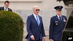 Presiden AS Joe Biden berjalan meninggalkan Pusat Kesehatan Militer Nasional Walter Reed di Maryland menyusul pemeriksaan kesehatan yang ia jalani pada 28 Februari 2024. (Foto: AP/Evan Vucci)