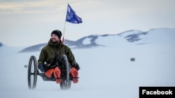 Darren Edwards menyelesaikan maraton pertama '‘World Marathon Challenge’ ' pada suhu nol derajat di Camp Novo, Antartika, 31 Januari 2023. (Facebook/thedisabledadventurer)