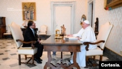 El presidente de Colombia, Gustavo Petro, se reúne con el papa Francisco y otros funcionarios del Vaticano, el 19 de enero de 2024. [Fotos: Presidencia de Colombia]
