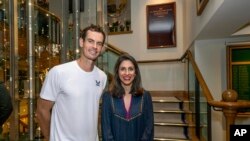 Nazanin Zaghari-Ratcliffe berpose bersama petenis Inggris Andy Murray di clubhouse setelah Murray menyelesaikan pertandingan babak pertamanya pada turnamen Wimbledon di London, pada 4 Juli 2023. (Foto: Andrew Baker/Pool Photo via AP)