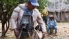 Tratando de contener las lágrimas, un agricultor boliviano mostró su tristeza y preocupación por la posible pérdida de su casa debido a los graves incendios forestales en el estado de Santa Cruz, Bolivia.