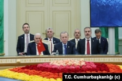 Zirvede Erdoğan'a Binali Yıldırım ve Hakan Fidan da eşlik etti.