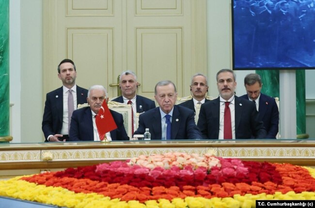Zirvede Erdoğan'a Binali Yıldırım ve Hakan Fidan da eşlik etti.