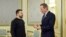 Le président ukrainien Volodymyr Zelensky avec le chef de la diplomatie britannique David Cameron.