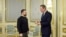 Український президент Володимир Зеленський з британським міністром закордонних справ Девідом Камероном у Києві 16 листопада 2023 р.