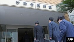 Sejumlah pejabat dari kantor Kejaksaan Tokyo memasuki gedung untuk menggeledah kantor Shisuikai, faksi dari Partai Liberal Demokrat terkait kasus politik uang, di Tokyo, 19 Desember 2023. (Foto: Jiji Press/AFP)