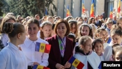 Moldova Prezidenti Maya Sandu Kishinyovda bo‘lib o‘tgan Milliy bayroq kuni munosabati bilan o‘tkazilgan marosimda bolalar bilan uchrashdi, 2024-yil, 27-aprel.