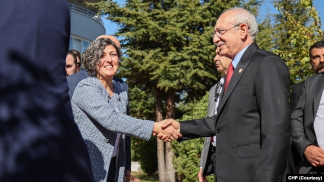 Cumhuriyet Halk Partisi 7. Genel Başkanı Kemal Kılıçdaroğlu, eşi Sayın Selvi Kılıçdaroğlu ile birlikte Ankara Çukurambar’daki evlerinde CHP 8. Genel Başkanı Özgür Özel ve eşi Sayın Didem Özel ile bir araya geldi.