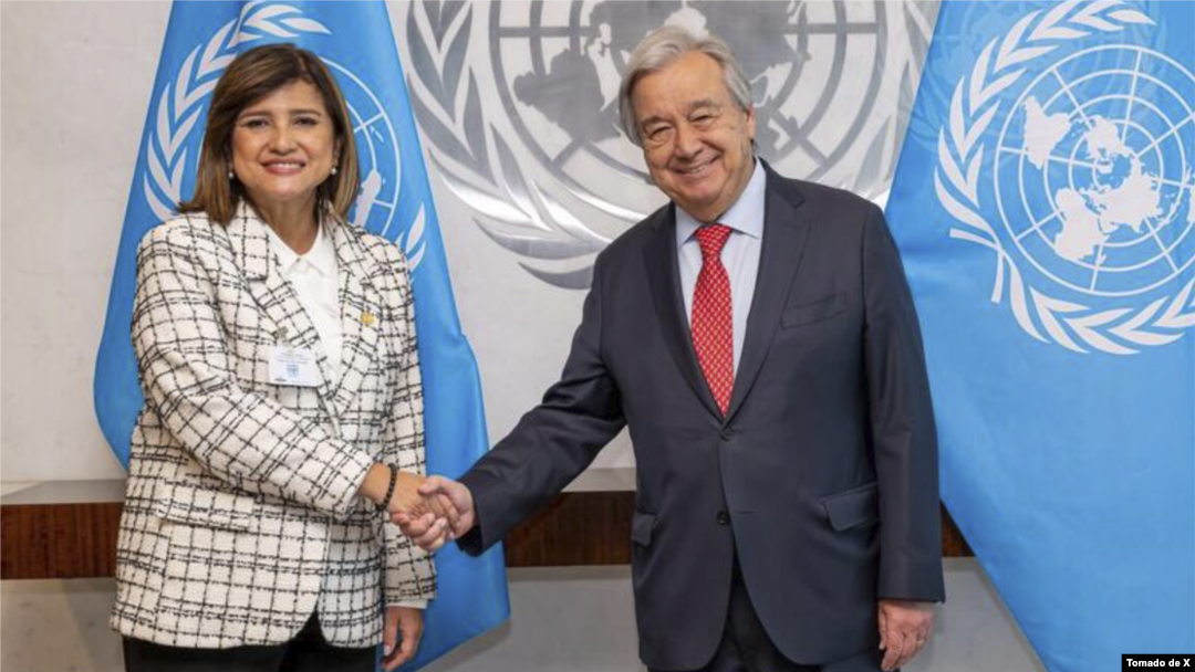 La vicepresidenta de Guatemala, Karin Herrera Aguilar, junto al Secretario General de las Naciones Unidas, Antonio Guterres. 
