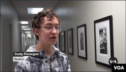 Cody Finnegan, siswa pelatihan jurnalistik di Arlington Independent Media. (VOA Video)