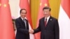 2023年10月17日，中国国家主席习近平和印尼总统佐科·维多多在中国北京举行的第三届“一带一路”国际合作高峰论坛的欢迎仪式上握手。（路透社照片）