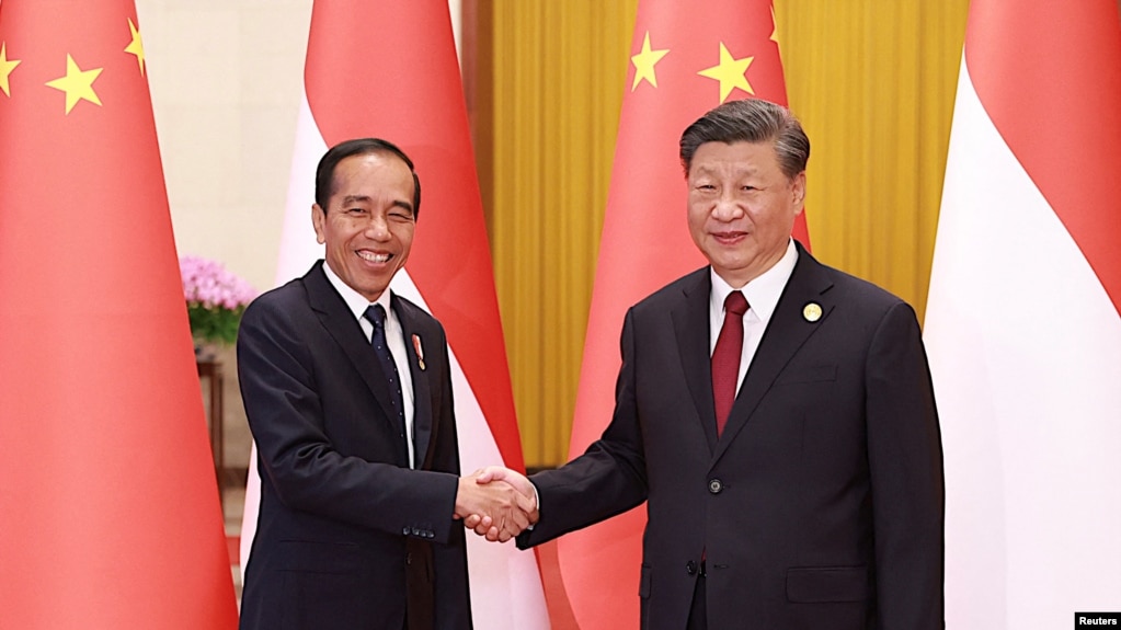 2023年10月17日，中国国家主席习近平和印尼总统佐科·维多多在中国北京举行的第三届“一带一路”国际合作高峰论坛的欢迎仪式上握手。（路透社照片）(photo:VOA)