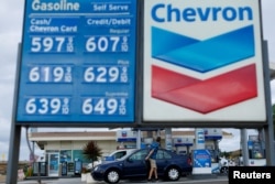 FILE: Papan harga BBM di sebuah pompa bensin Chevron di Encinitas, California, AS, 23 Oktober 2023. (REUTERS/Mike Blake)