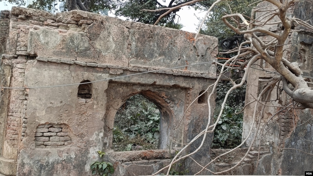 One of Ayodhya’s dozens of dilapidated mosques as seen on Jan. 20, 2024. Muslim organizations complain that for decades the local government has not allowed Muslims to renovate any of those mosques. (Mohammad Arfan/VOA)