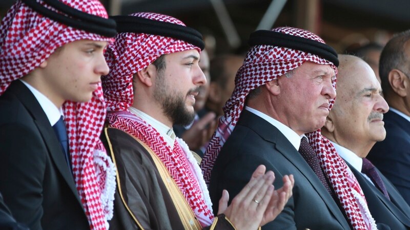 Putra Mahkota Yordania Hussein (kedua dari kiri), duduk di sebelah ayahnya, Raja Abdullah II (ketiga dari kiri), dalam sebuah perayaan di Amman, Yordania, Rabu, 31 Mei 2023, sehari sebelum pernikahannya dengan arsitek Saudi Rajwa Alseif. (AP/Raad Adayleh)