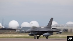 ARCHIVO - Un F-16 Fighting Falcon de la Guardia Nacional Aérea de Colorado despega de la Base de la Fuerza Aérea Buckley como parte de un segundo paso elevado para saludar a los trabajadores de primera línea de COVID-19, el 15 de mayo de 2020, en Aurora, Colorado, EEUU.