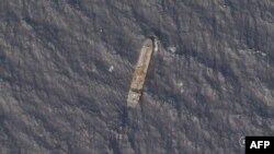 Gambar selebaran tak bertanggal yang dirilis oleh Planet Labs PBC pada tanggal 27 November 2023 ini menunjukkan foto kapal tanker Sky Venus yang berlayar melalui Selat Taiwan pada bulan September 2021, dan diduga terlibat dalam transfer minyak selundupan. (Planet Labs PBC / AFP)