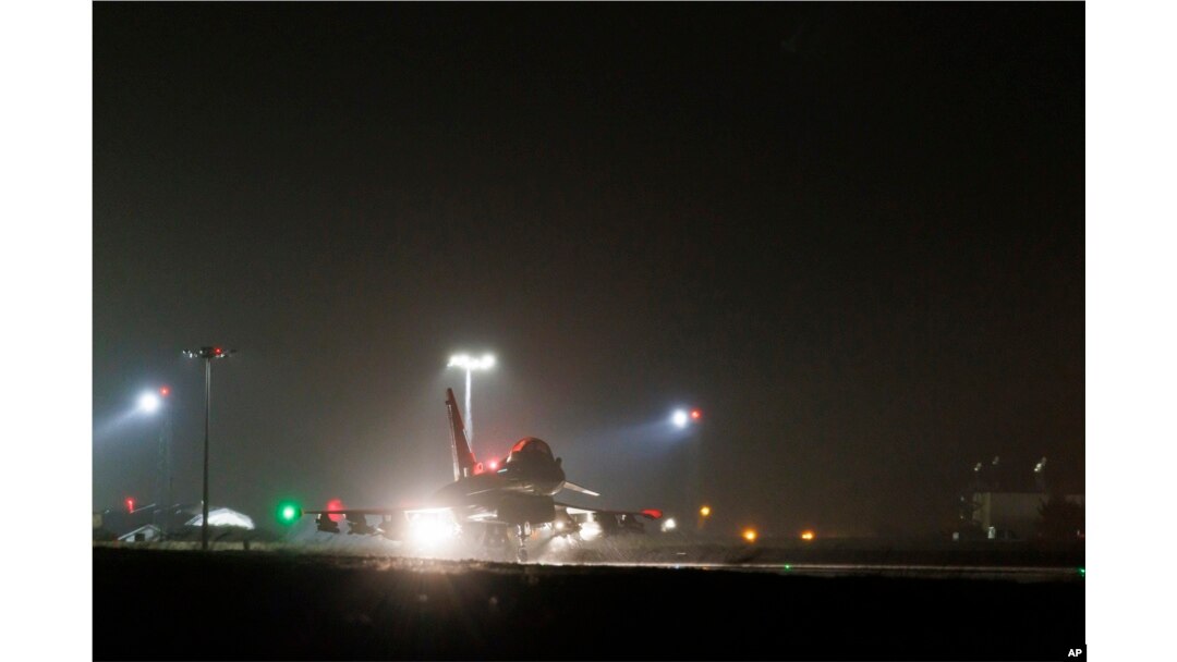 Jet FGR4 milik Angkatan Udara Kerajaan lepas landas untuk melakukan serangan udara terhadap sasaran militer Houthi di Yaman, dari RAF Akrotiri, Siprus, Senin, 22 Januari 2024. (Foto: via AP)
