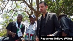 Mumiriri wePalestine VaTammar Almassri nemutauriri weZanu PF, VaChris Mutsvangwa.