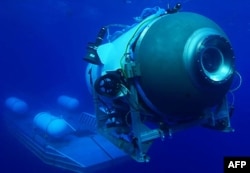 Esta imagen sin fecha, cortesía de OceanGate Expeditions, muestra su lanzamiento del sumergible Titán desde una plataforma.